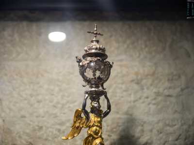 Iniziamo a osservare nel dettaglio alcuni dei reperti contenuti nelle vetrate e ci soffermiamo sui pi� importanti. Tra questi il dente di Maria Maddalena...